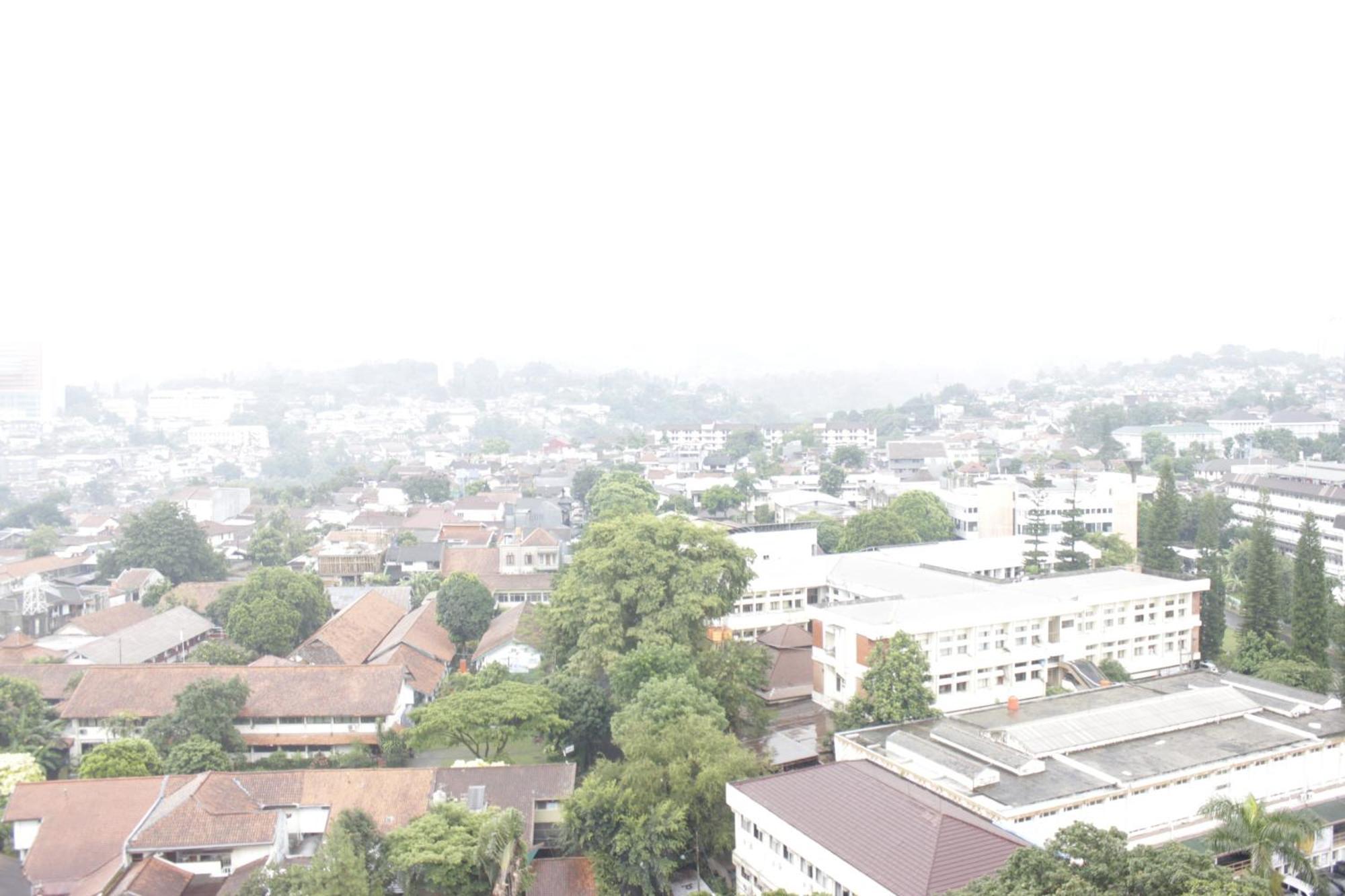 Modern & Contemporary At Beverly Dago Near Itb By Travelio Apartemen