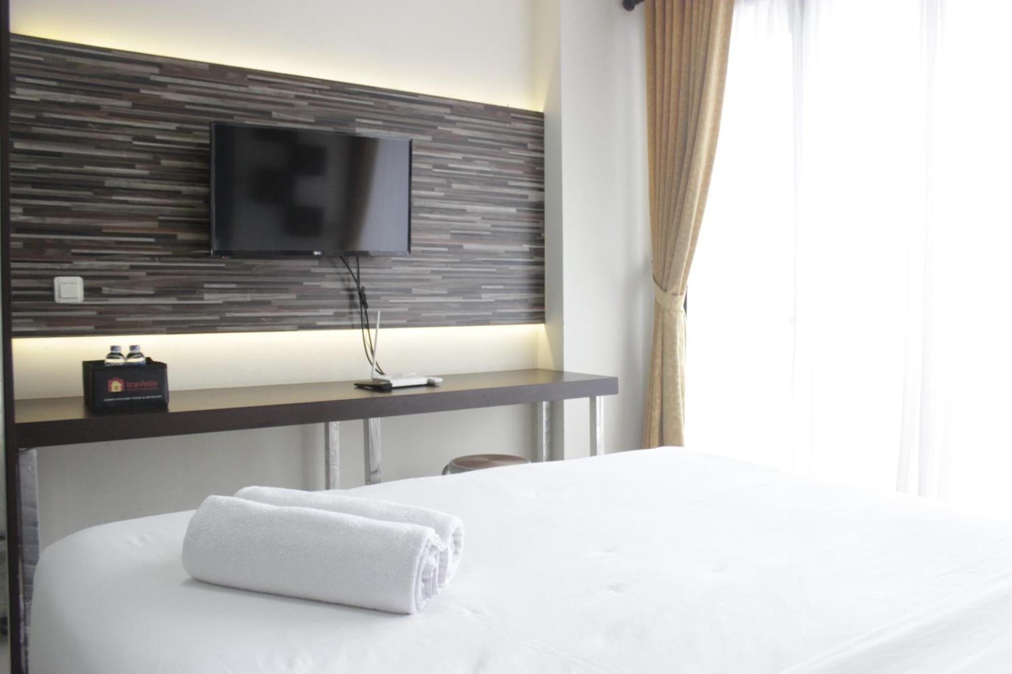 Modern & Contemporary At Beverly Dago Near Itb By Travelio Bandung